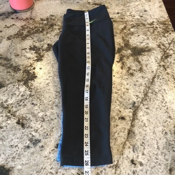 Nike Women’s Size Medium Athletic Cropped Leggings - Picture 10 of 10